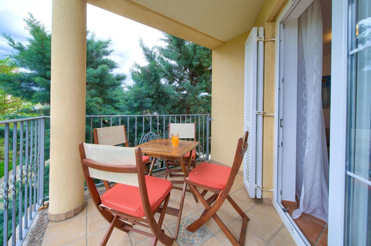 Camellia Apartment Vantacici